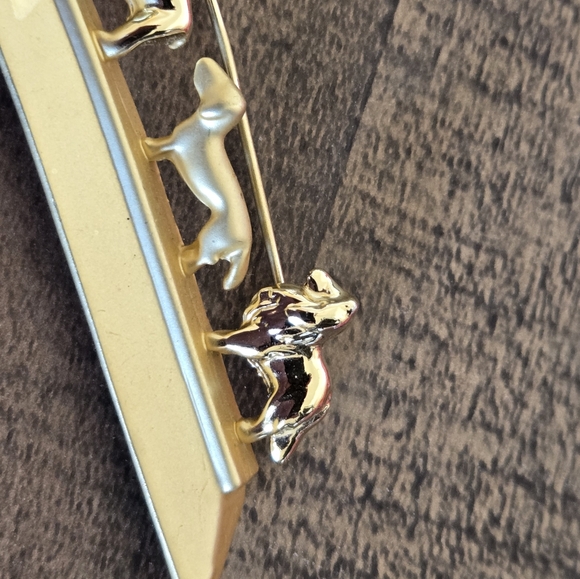 VINTAGE pin dogs lining up to pee on hydrant 1980s - Picture 6 of 9